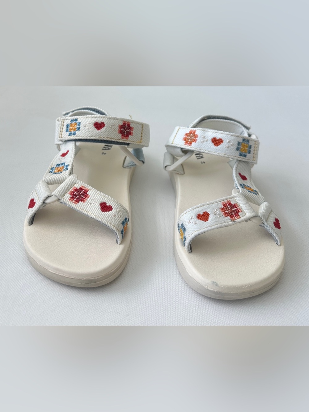 Zara girl’s Sandals with Red Hearts & Multicolor Embroidered Flowers.Size 11-1/2